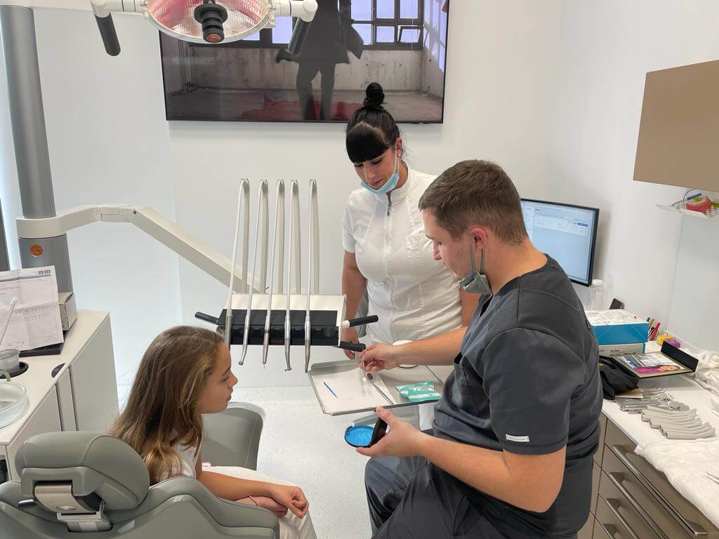Djevojčica na pregledu za Invisalign u OrthoDentalu u Mariboru