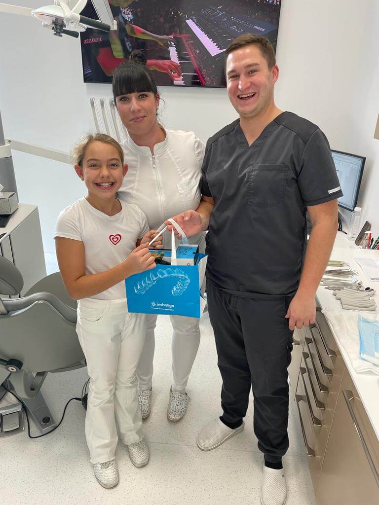 Mlada pacijentica na pregledu za Invisalign u OrthoDentalu