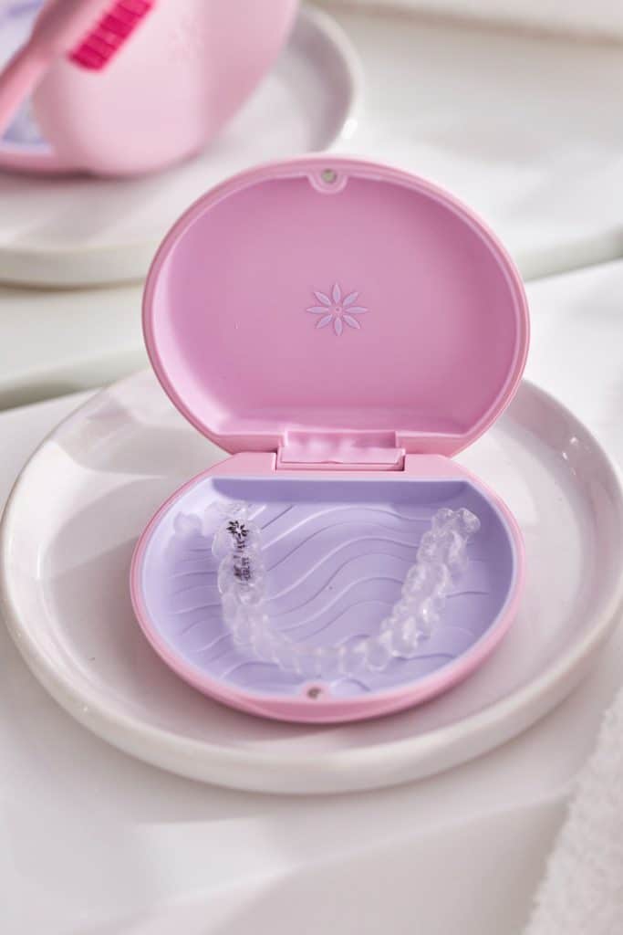 Invisalign nevidljivi aparatić za zube u ružičastoj kutijici. Elegantno i higijensko rješenje za čuvanje aparatića.