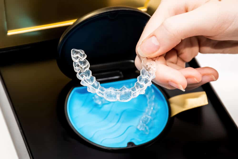 Nevidljivi ortodontski aparatić Invisalign položen u kutijicu za čuvanje.
