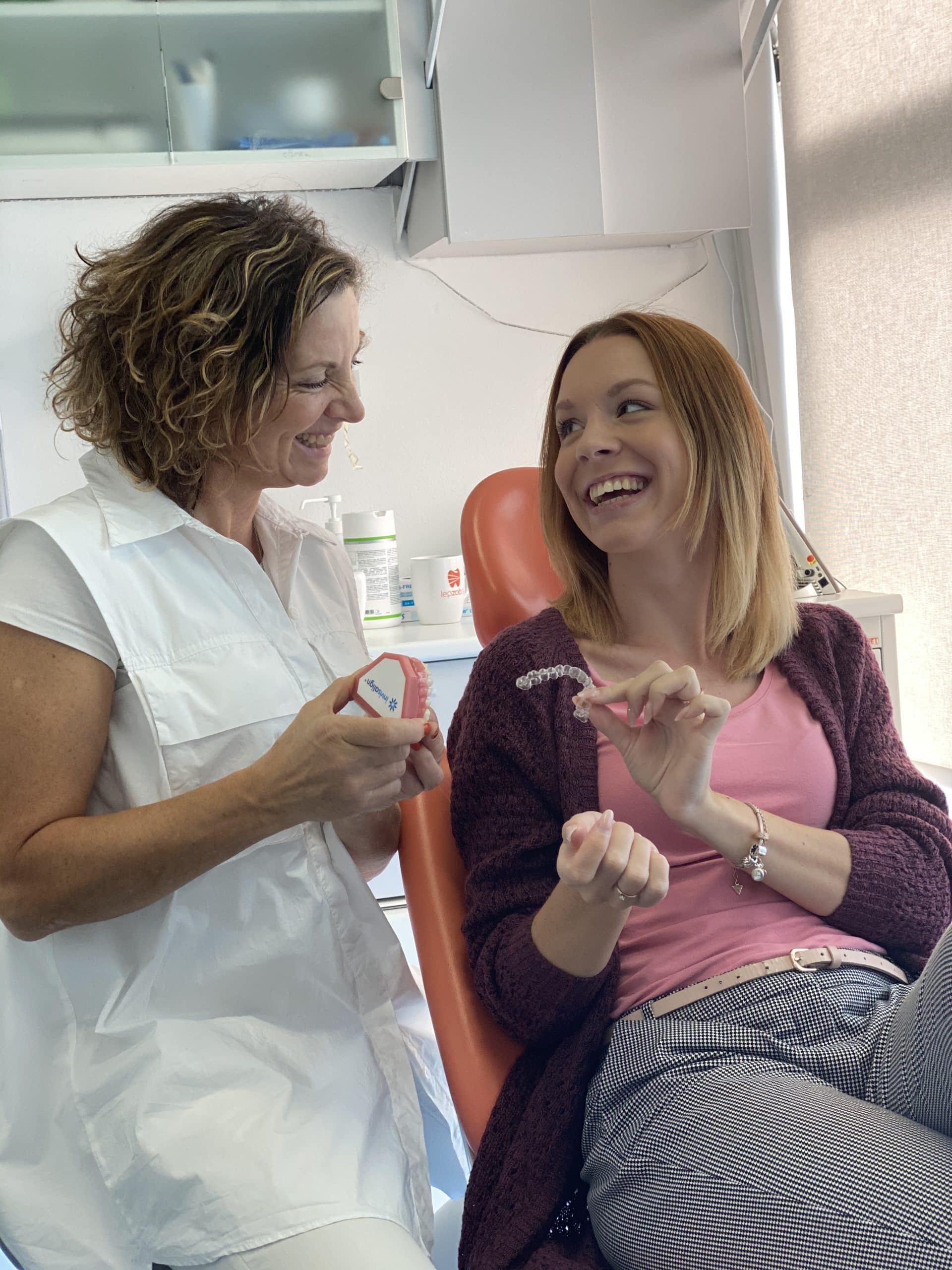 Ortodontica Gordana Čižmek s pacijenticom i Invisalign alignerom